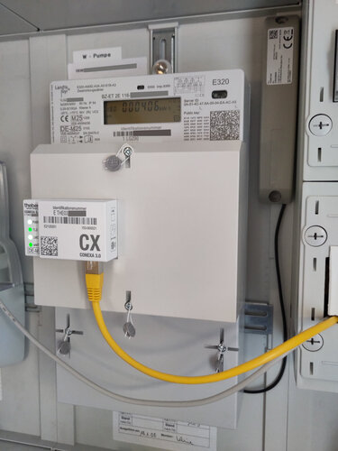Stromzähler + Smart Meter Gateway im Schaltschrank. Rechts ist die LTE-Antenne zu sehen.