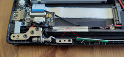 Left hinge: Detached screw
