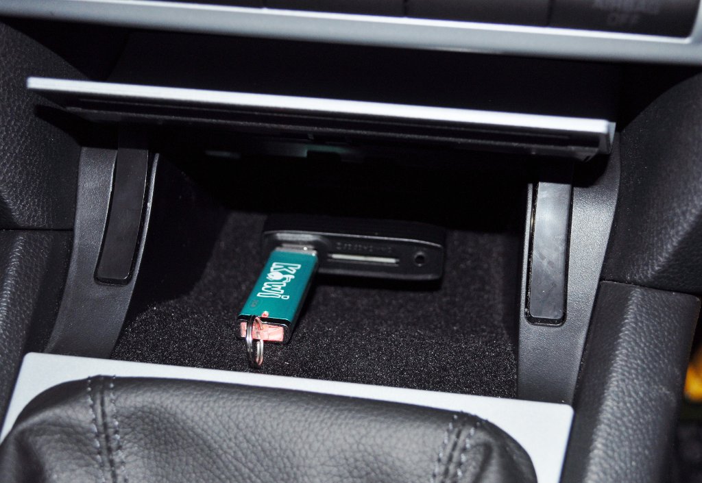 Почему не играет флешка в машине. Skoda Octavia 2021 USB разъем. USB разъём Skoda Octavia 2011. Шкода Рапид 2020 USB разъем.