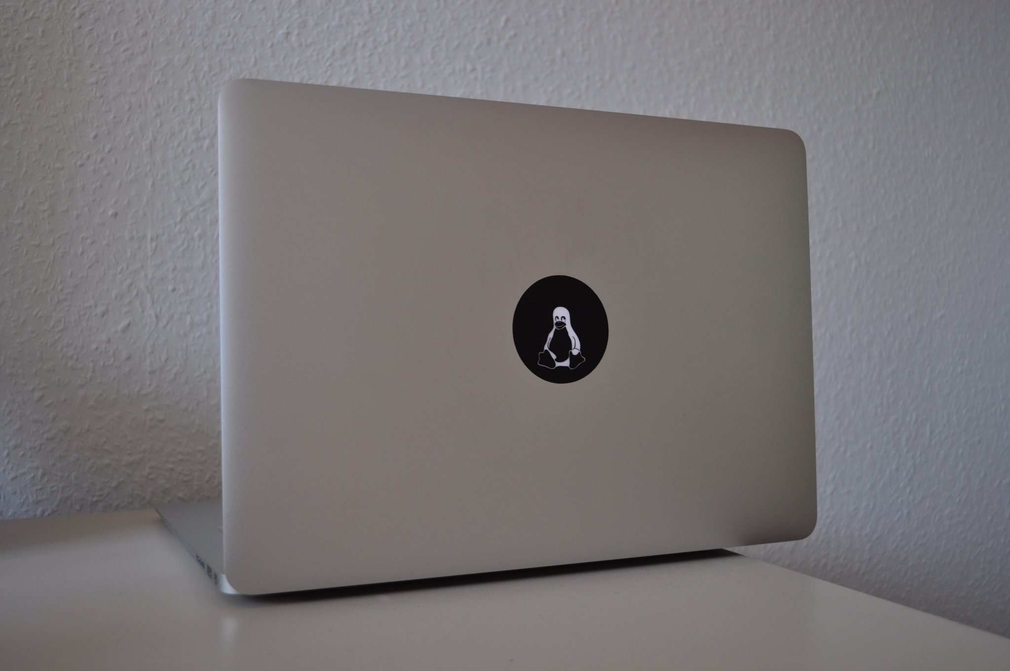 Tuxbook: Glowing Tux sticker for the Macbook Air